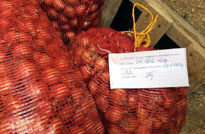 Các bao tải hành ghi rõ xuất xứ từ Trung Quốc