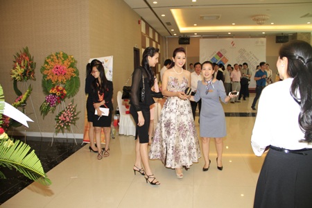 Bắt gặp Á hậu quý bà thế giới Nguyễn Thu Hương đi mua căn hộ tại Nha Trang.