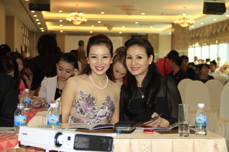 Bắt gặp Á hậu quý bà thế giới Nguyễn Thu Hương đi mua căn hộ tại Nha Trang. - 5 Bắt gặp Á hậu quý bà thế giới Nguyễn Thu Hương đi mua căn hộ tại Nha Trang.