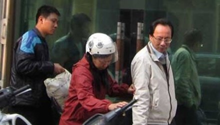 Bóc mẽ những chiêu trốn thuế - 1 Hồ Văn Hải (áo trắng) bị phát hiện hành vi trốn thuế và bị truy tố.