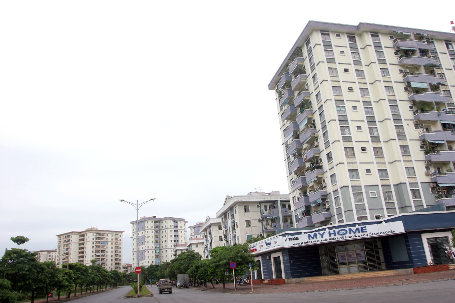 Khu chung cư thương mại Việt Hưng (Long Biên, Hà Nội) vẫn còn khá thưa vắng người ở. Ảnh: KỲ ANH