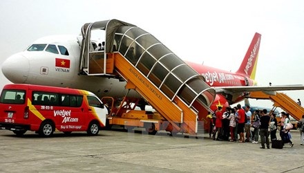 Hàng không phục vụ khách khuyết tật bằng cách bế, cõng - 1 Máy bay của Vietjet Air đón khách tại sân bay quốc tế Nội Bài. (Ảnh: Huy Hùng/TTXVN)