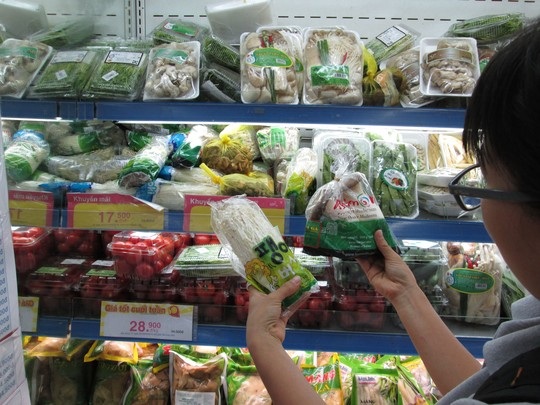 Nấm Hàn Quốc được trưng bày bắt mắt trên kệ tại các siêu thị ở TP HCM Ảnh: Vương Ngọc