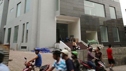 Biến tướng nhà tái định cư - 1 Tòa chung cư tái định cư 4A ngõ 16 Tạ Quang Bửu xây dựng đã lâu chưa đưa vào sử dụng. Ảnh: Như Ý.