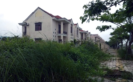 Ớn lạnh khu biệt thự "ma" bên sông Hàn - 1 Dãy biệt thự bị bỏ hoang, cỏ mọc lút đầu người