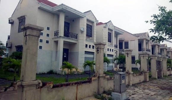 Ớn lạnh khu biệt thự "ma" bên sông Hàn - 2 Dãy biệt thự bị bỏ hoang, cỏ mọc lút đầu người