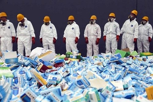 Ngả mũ trước những sản phẩm nhái điên rồ nhất của Trung Quốc - 6 Có lẽ một trong những xu hướng “bắt chước” đáng lo ngại nhất ở Trung Quốc chính là rượu cao cấp.