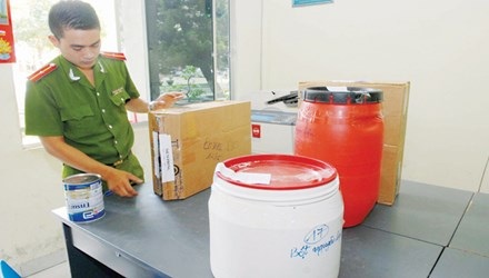 Sữa rởm: Vỏ phế liệu, ruột chợ trời - 1 Bột nguyên liệu làm sữa giả bị thu giữ.
