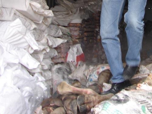 Một container chứa chân trâu bò thối từng phát hiện ở Bình Dương