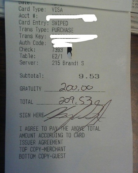 Cô nhân viên đã phát khóc khi biết số tiền boa là 200 đô la, gấp hơn 20 lần giá trị hóa đơn.
