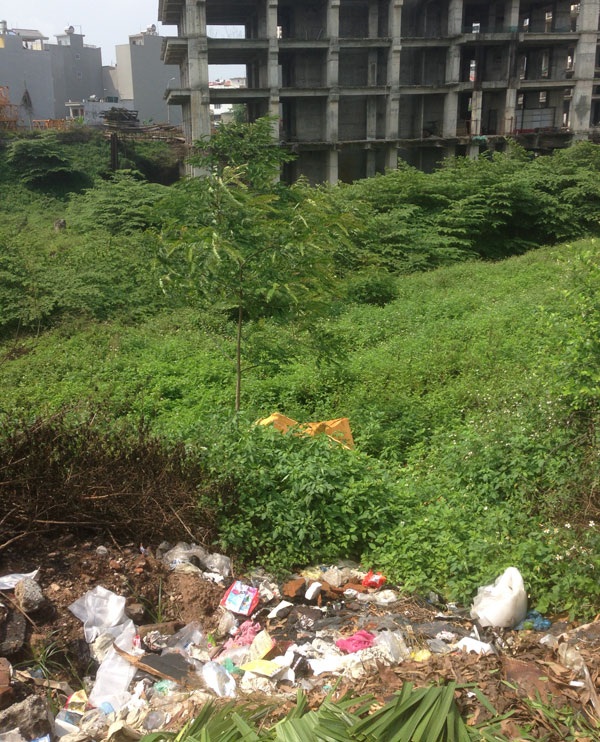 Một phần diện tích bên ngoài trở thành chỗ chứa rác thải