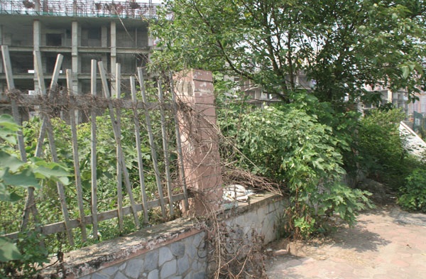 Mặc dù hố sâu nguy hiểm nhưng bên ngoài hàng rào che chắn bị hỏng