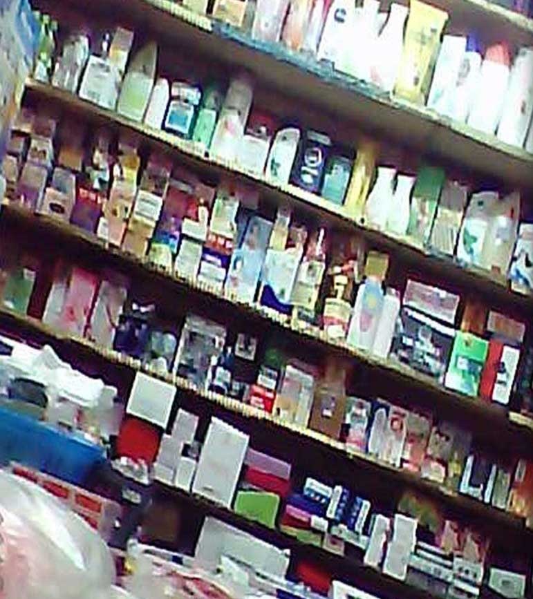 Nắng nóng: Cua đồng tăng giá, đá sạch cháy hàng - 4 Một cửa hàng bày bán khá nhiều sản phẩm ghi có chứa collagen