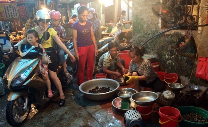 Nóng hầm hập: Thịt ế sưng, xếp hàng đêm mua cua đồng - 2 Nhiều lúc người dân còn phải xếp hàng chờ mua cua đồng về nấu