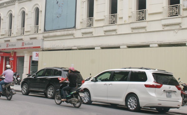 Mặt tiền thành bãi đỗ xe