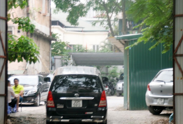 Khu đất đang tận dụng thành bãi đỗ xe ô tô...