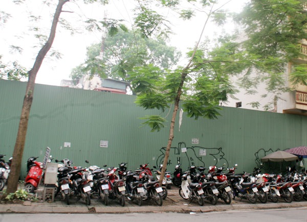 ... thành bãi trông xe vỉa hè