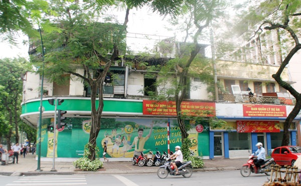 Khu tập thể Hàng Bài - Lý Thường Kiệt đối diện cũng đang quây tôn bỏ không