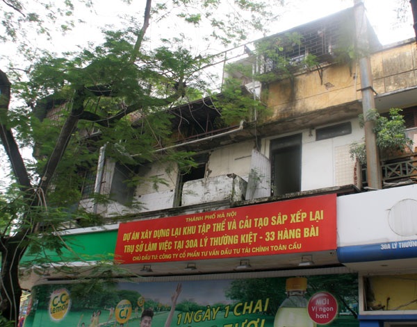 Khu tập thể Hàng Bài - Lý Thường Kiệt đối diện cũng đang quây tôn bỏ không