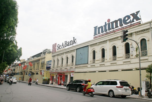 Trên đường Lê Thái Tổ, khu đất vàng cũng đang quây tôn kín