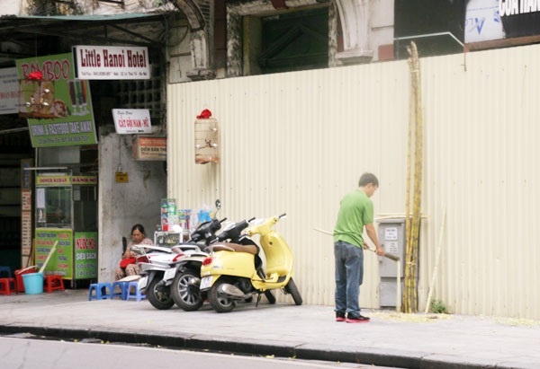 Người dân tận dụng kinh doanh vỉa hè