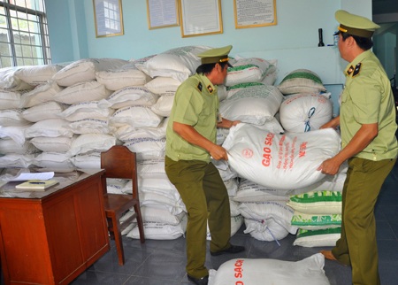 Đường lậu núp bóng gạo sạch bị bắt giữ. Ảnh: Lục Tùng