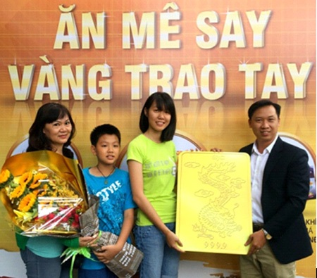 Phở Ông Hùng: Bắc - Nam tưng bừng trúng giải lớn - 1 Trao giải được diễn ra thu hút sự quan tâm của đông đảo thực khách và người qua đường