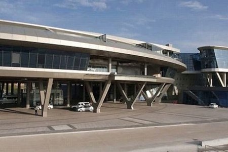 Choáng với "tàu vũ trụ" của tỷ phú Trung Quốc lớn gấp 3 sân bóng - 2 Phần lớn kiến trúc khu nhà được làm từ thép và kim loại dày.
