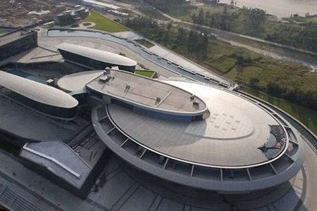 Choáng với "tàu vũ trụ" của tỷ phú Trung Quốc lớn gấp 3 sân bóng - 1 Trụ sở công ty được xây dựng giống hệt nguyên mẫu con tàu vũ trụ trong bộ phim Star Trek.