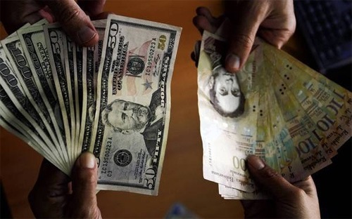 Venezuela ngập trong siêu lạm phát - 1 Trong vòng hai năm trở lại đây, tỷ giá đồng Bolivar đã liên tục đi xuống.