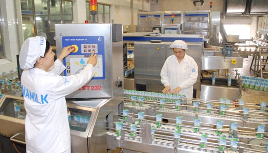 Thấy gì qua mâu thuẫn giữa SCIC và các cổ đông Vinamilk? - 1 Dây chuyền sản xuất sữa hộp của Công ty CP Sữa Việt Nam.