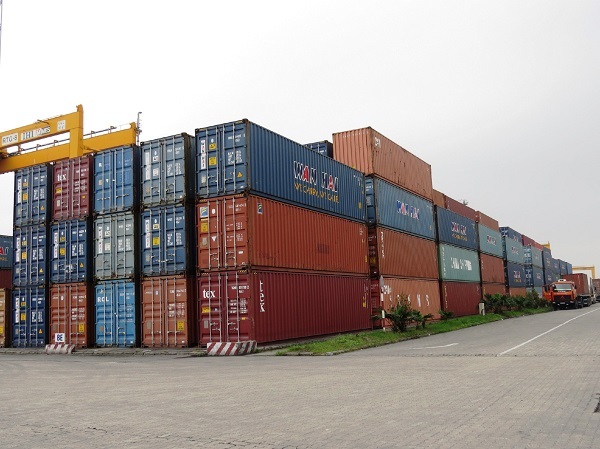 Cảng biển Việt Nam đã thành bãi rác của thế giới - 1 Container vô chủ xếp thành núi tại cảng Chùa Vẽ (Hải Phòng). Ảnh: V.H