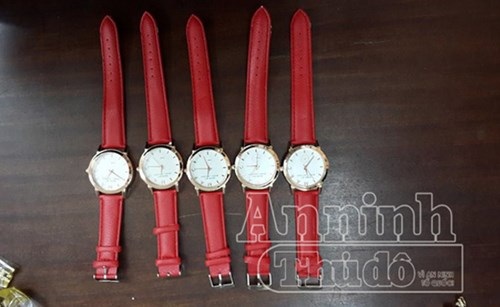Hà Nội: Thu giữ 10.000 chiếc đồng hồ giả các thương hiệu - 3 ...và Mar jacobs có dấu hiệu hàng giả