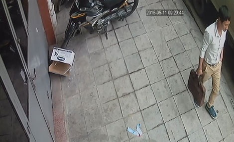 Một đối tượng trong nhóm lừa đảo bị camera an ninh ghi lại.