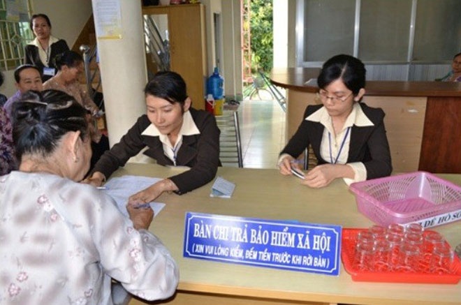 Lập 20 công ty để lừa đảo và mua bán hóa đơn hàng trăm tỉ ở TPHCM và Hải Phòng - 1 Bà Ngọc Hằng nộp hồ sơ giả lừa rút tiền BHXH thì bị phát hiện bắt giữ (ảnh minh họa).