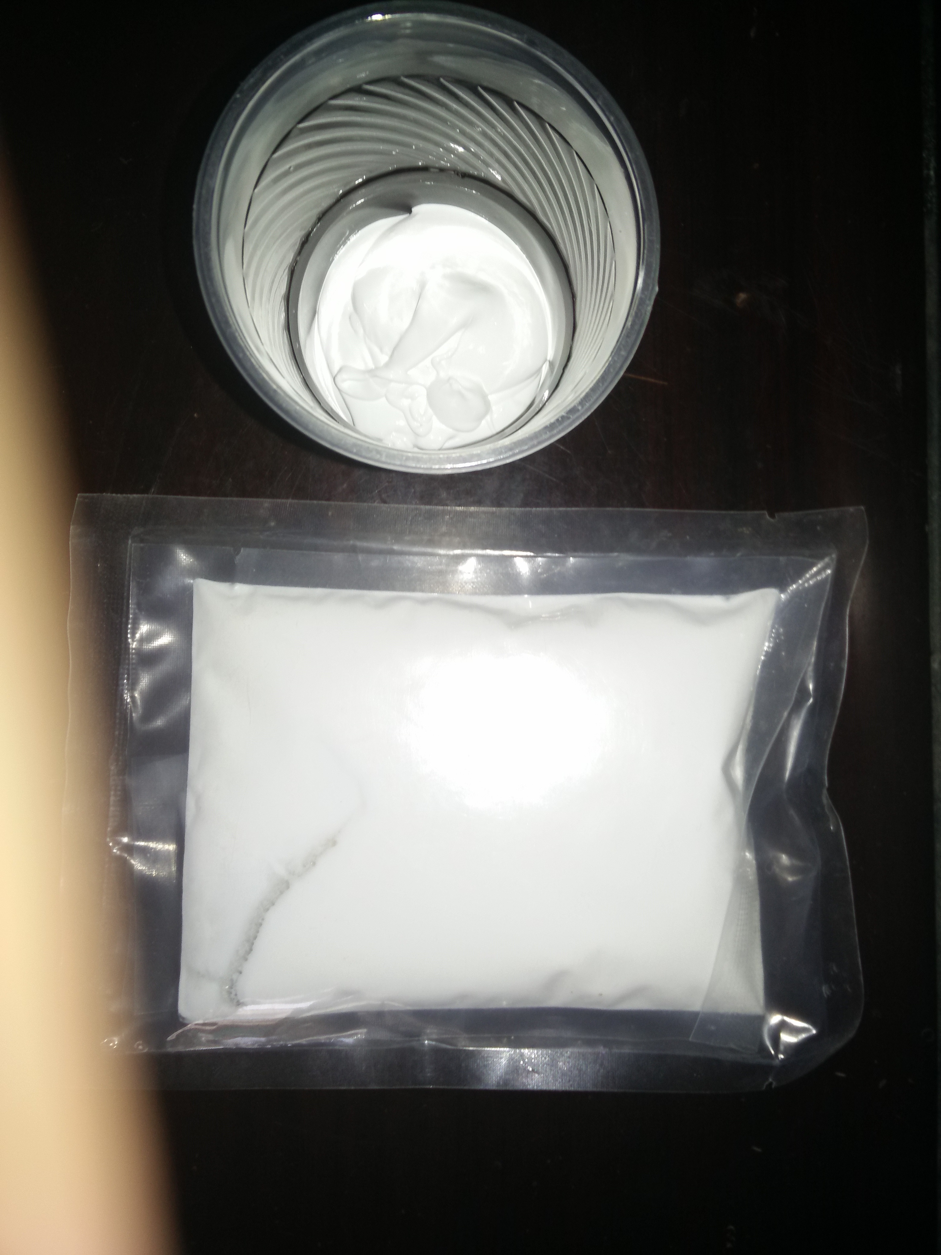 Kinh hãi công nghệ kiếm tiền tỉ từ… sản xuất mỹ phẩm dởm - 2 Một loại mỹ phẩm không nhãn mác như thế này sẽ được dán mác theo ý muốn của đại lý phân phối.