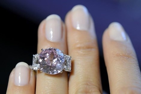 Bán đấu giá viên ruby hồng ngọc đắt nhất thế giới - 2 Viên kim cương hồng của công chúa Mathilde.