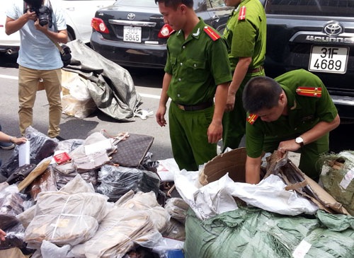 Túi hàng hiệu “ngàn đô” sản xuất tại… làng nghề Hà Nội - 1 Lực lượng chức năng thu giữ hàng hiệu giả - Ảnh: Quang Minh