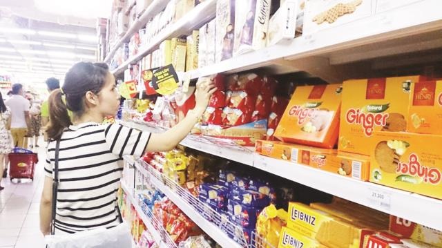 Hàng Việt “chật vật” vào siêu thị - 1 Bánh kẹo ngoại vẫn chiếm số lượng lớn trong siêu thị. Ảnh: Phan Thu
