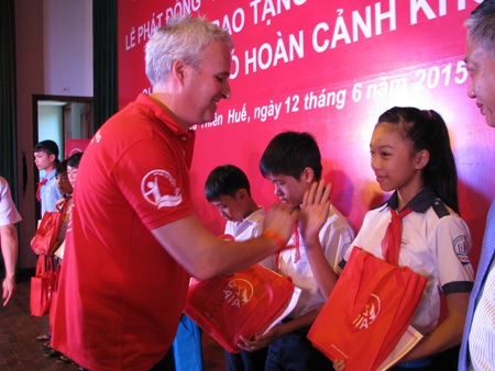 Lãnh đạo quỹ BTTEVN và AIA Việt Nam trao tặng giấy khen và quà cho các cháu học sinh.