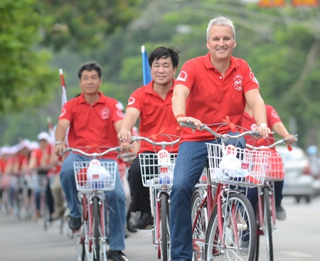 Đoàn đạp xe diễu hành tuyên truyền về An toàn giao thông trên những con đường phố ở Huế.