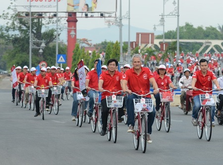 Đoàn đạp xe diễu hành tuyên truyền về An toàn giao thông trên những con đường phố ở Huế.