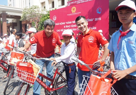 Lãnh đạo AIA Việt Nam trao tặng xe đạp cho các học sinh.