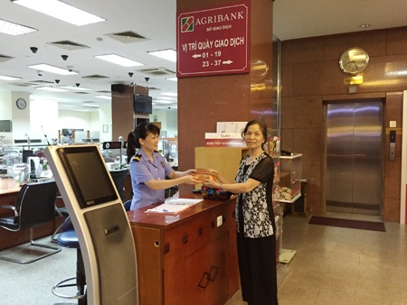 Nghĩa cử của cán bộ, nhân viên Agribank với xã hội - 1 Bảo vệ Agribank trao trả ví tiền cho bà Vũ Thị Thâu