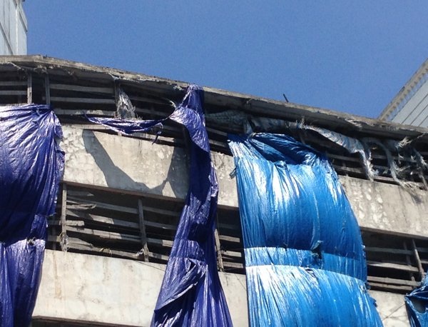 Bí ẩn nhà hoang trên phố vàng ngàn tỷ - 4 Bạt che chắn bị rách rưới