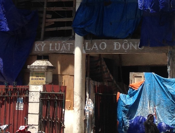 Bí ẩn nhà hoang trên phố vàng ngàn tỷ - 5 Trên tường vẫn còn biển kỷ luật lao động