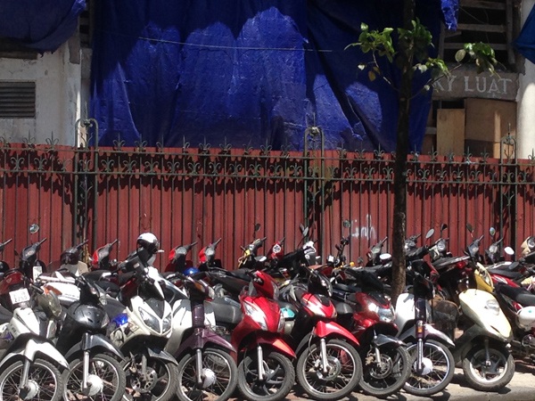 Bí ẩn nhà hoang trên phố vàng ngàn tỷ - 7 Phần vỉa hè mặt tiền tòa nhà đang làm bãi trông xe máy
