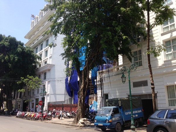 Bí ẩn nhà hoang trên phố vàng ngàn tỷ - 9 Giữa một con phố đẹp và sầm uất, việc một tòa nhà bỏ hoang khiến nhiều người nối tiếc