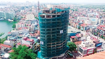 Sẽ thu hồi dự án găm đất vàng - 1 Tòa nhà ở khu đất vàng trên đường Thanh Niên, quận Tây Hồ, Hà Nội. Ảnh: Như Ý
