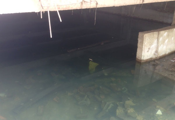 Nước bẩn đọng ẩm thấp 